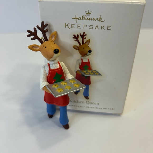 Hallmark Keepsake Ornament 2009 Kitchen Queen reindeer baking cookies sweets - Picture 2 of 7
